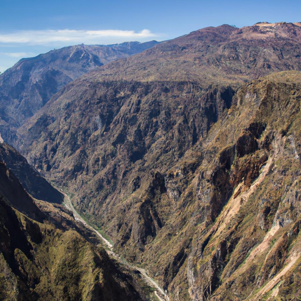 El Cañón Del Colca En Perú Es Uno De Los Cañones Más Profundos Del Mundo, Dos Veces Más Profundo Que El Gran Cañón.