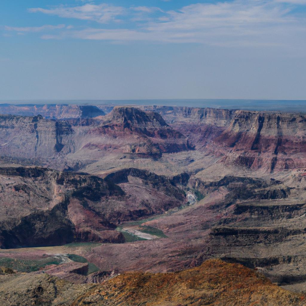 El Cañón Del Colorado En Estados Unidos Es Una Garganta Escarpada Tallada Por El Río Colorado, Que Ofrece Impresionantes Vistas Panorámicas Y Actividades Recreativas.