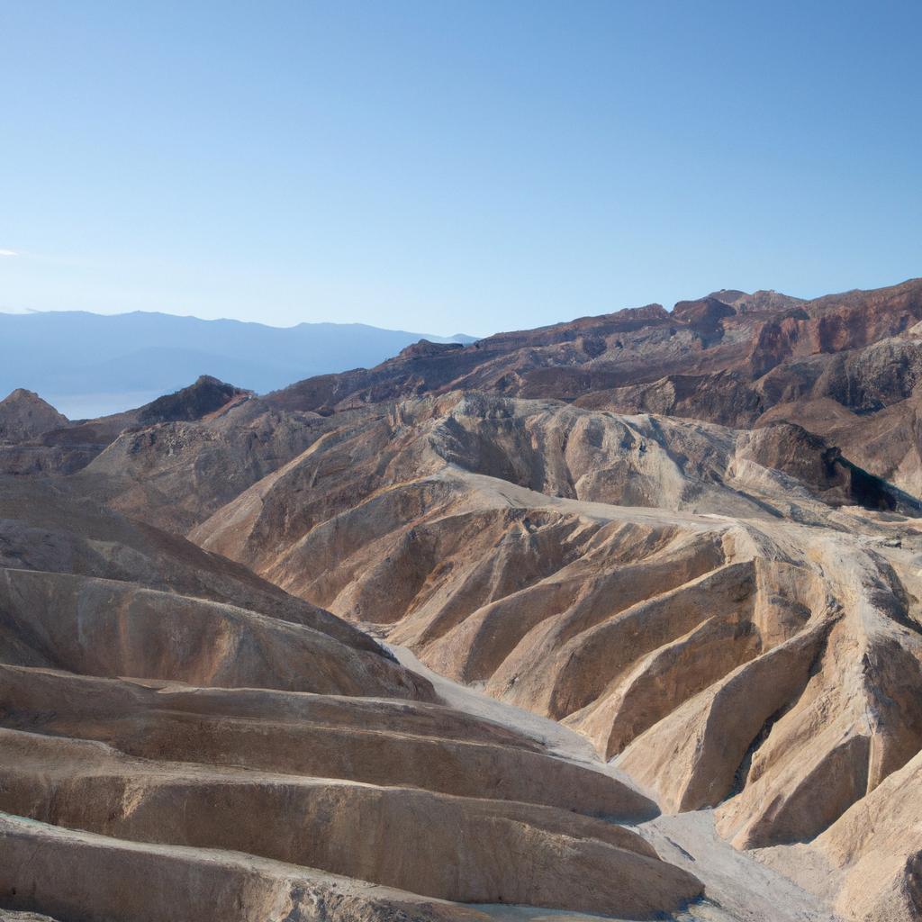 El Valle De La Muerte, En California Y Nevada, Estados Unidos, Es Uno De Los Lugares Más Calurosos Y Secos De La Tierra, Conocido Por Su Paisaje Desértico Extremo Y Sus Fenómenos Geológicos.