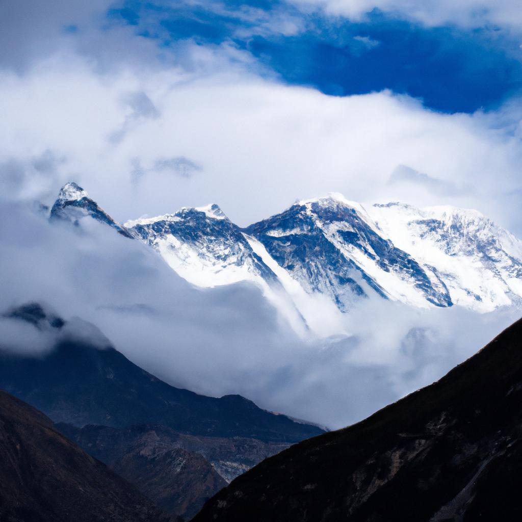 La Cordillera Del Himalaya, Que Incluye El Monte Everest, Es La Cadena Montañosa Más Alta Del Mundo Y Se Formó Por La Colisión De Las Placas Tectónicas De India Y Eurasia.