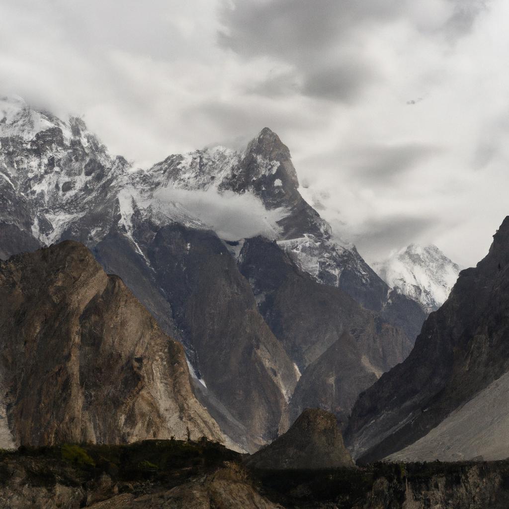 La Cordillera Del Karakoram En Asia Es Hogar Del Denso Agrupamiento De Los Picos Más Altos Del Mundo, Incluyendo El K2, El Segundo Pico Más Alto Después Del Monte Everest.