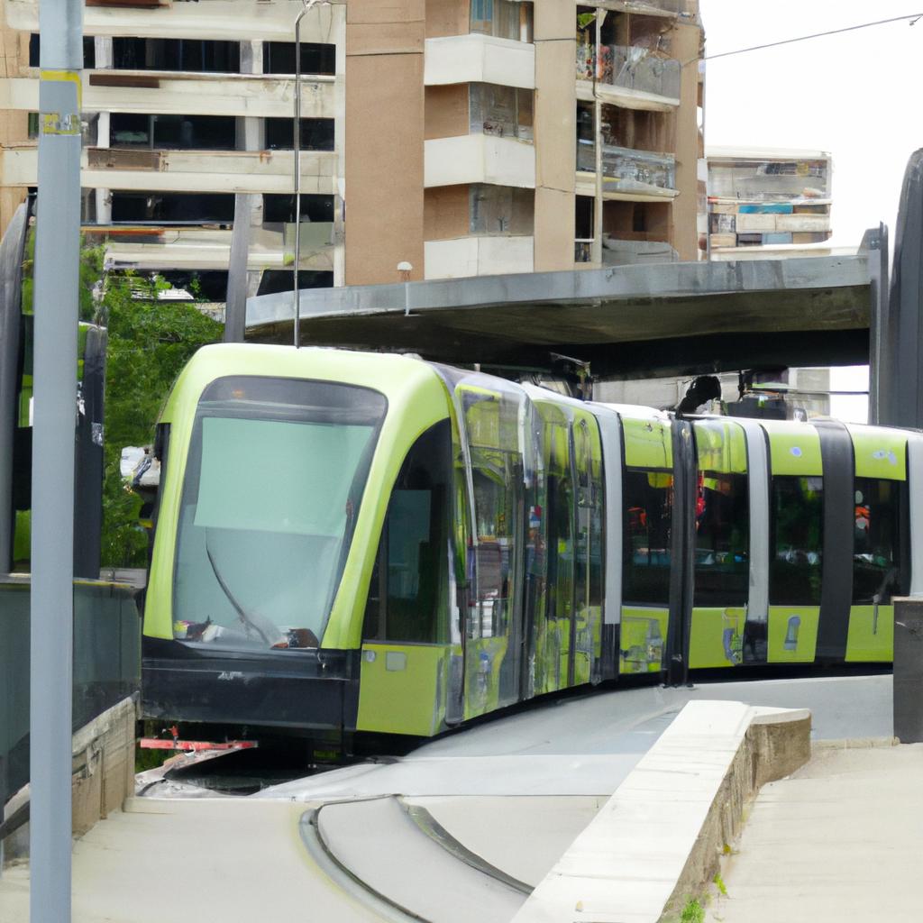 Los Sistemas De Transporte Público Eléctrico, Como Los Trenes Y Tranvías Eléctricos, Reducen Las Emisiones De Gases De Efecto Invernadero Y La Contaminación Del Aire En Comparación Con Los Vehículos De Combustión Interna.
